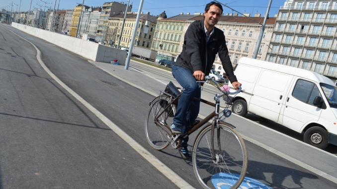 Mann am Rad auf neuen Radweg beim Hauptbahnhof