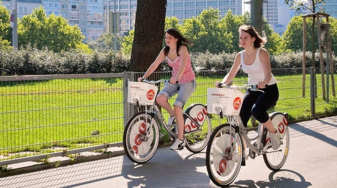 Zwei junge Frauen auf Citybike
