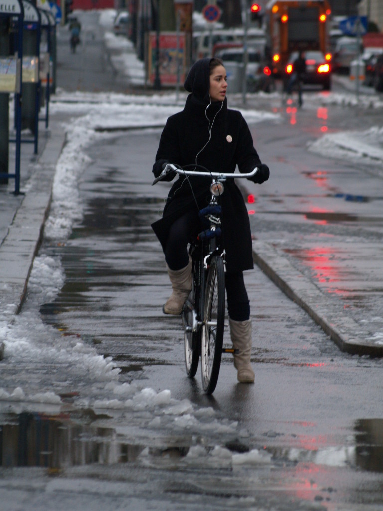 Frau am Fahrrad bei Schnee in Wien