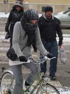 Radfahrerin mit Schal und Haube in Wien