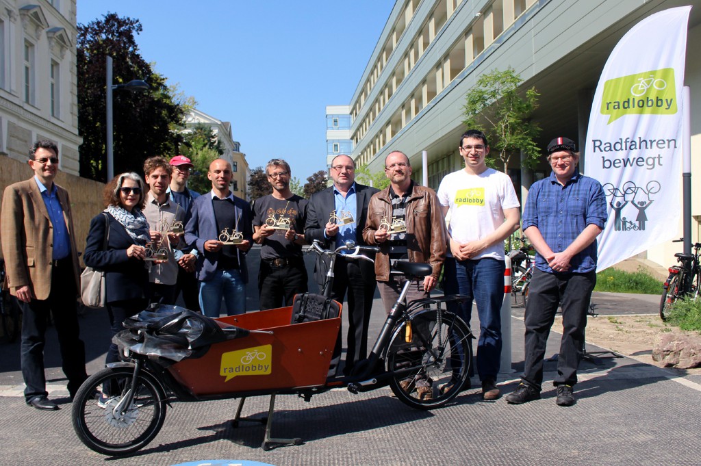 Übergabe der Auszeichung "Goldene Speiche 2015": Andrzej Felczak  (Radlobby Wien), Christiane Klerings (GB*15), Daniel Dutkowski (GB*15),  Stephan Bösch-Plepelits (Radlobby 1150), Moritz Polacek (MA46), Markus  Mondre (GB*15), Bezirksvorsteher Gerhard Zatlokal (BV  Rudolfsheim-Fünfhaus), Thomas Berger (MA18), Roland Romano (Radlobby  Wien), Wolfgang Peterka (Radlobby 1150). Foto: Margit Palman 