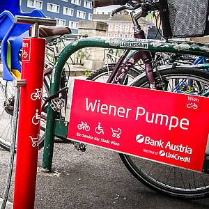 Eine der öffentlichen Radpumpen in Wien.