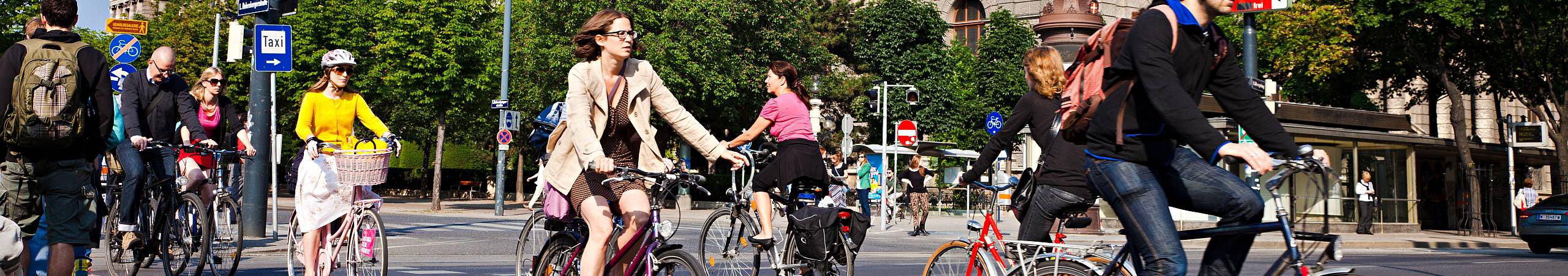 Reger Radverkehr an einem sonnigen Morgen in Wien.