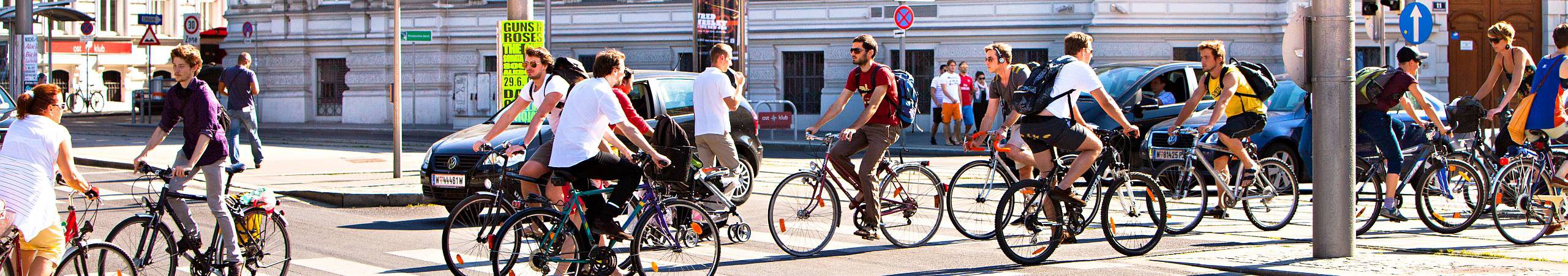 Reger Radverkehr an einem sonnigen Morgen in Wien.