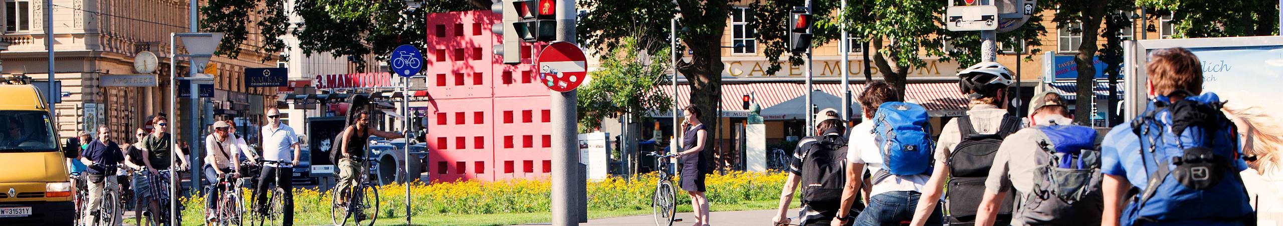 Dutzende Radler warten am Karlsplatz-Radweg auf die Grünphase.