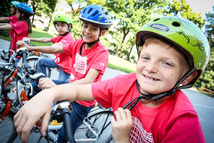 Kinder beim Wien Xtra Ferienspiel lernen das sichere Radfahren.