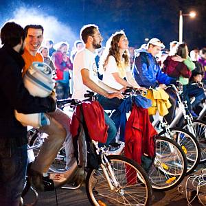 Begeisterte Besucher des cycle cinema clubs treten in die Pedale.