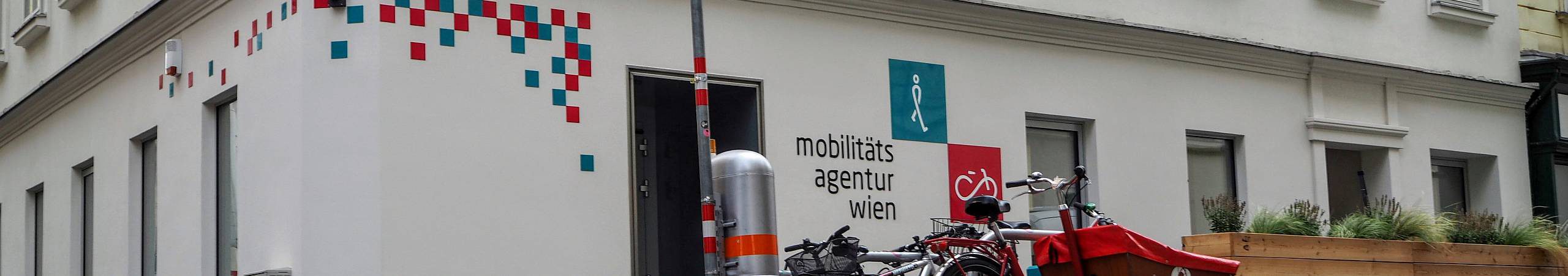 Vor dem Büro der Mobilitätsagentur im zweiten Bezirk parken mehrere Fahrräder.