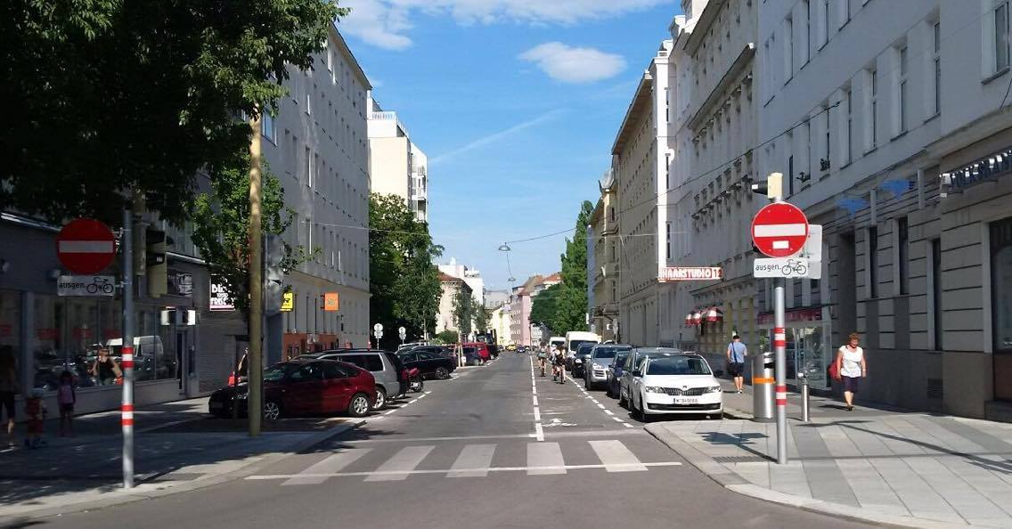 Die Arndstraße im 12. Bezirk. Zu sehen sind eine Farbahn, ein markierter Radstreifen, ein Schutzweg und parkende Pkw.