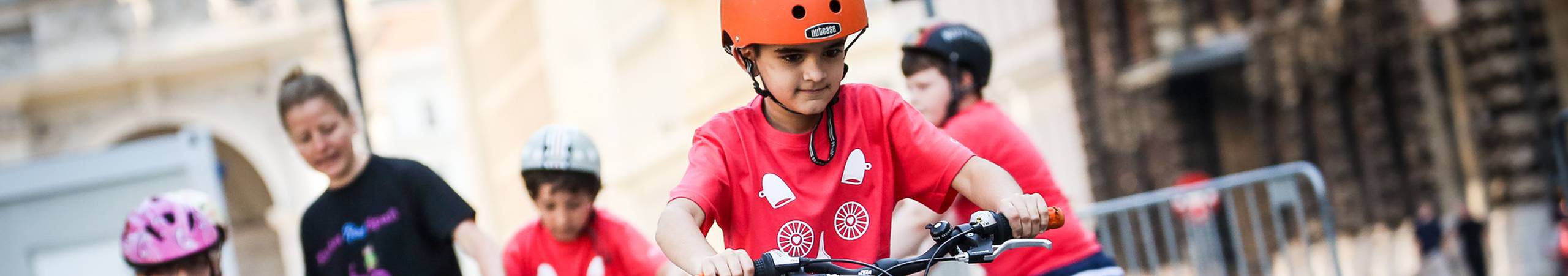 Kind bei einem KinderRadSpaß Kurs. Dabei lernen Kinder spielerisch das Radfahren bzw. das Verhalten im Straßenverkehr.