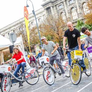 3 Jugendliche versuchen beim Slow Biking Contest auf City Bikes, den Leihrädern der Gewista, so langsam wie möglich zu fahren ohne das Gleichgewicht dabei zu verlieren. Foto Christian Fürthner