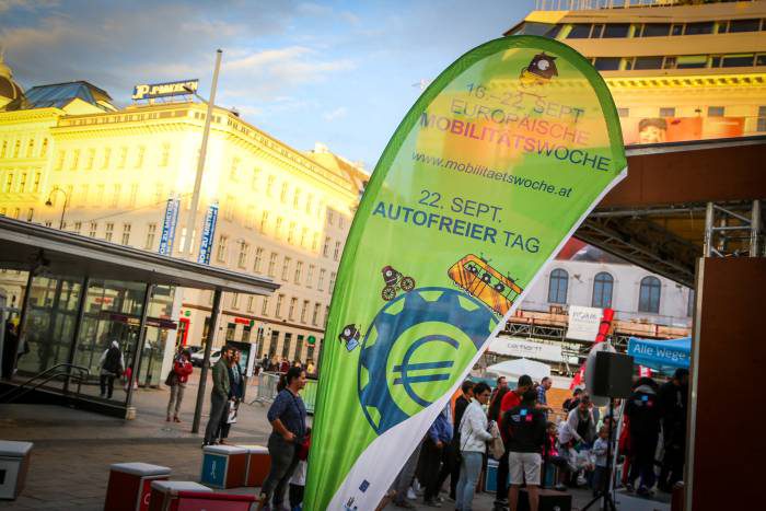 Werbefahne/Beachflag für die Europäische Mobilitätswoche 2016. Foto Christian Fürthner