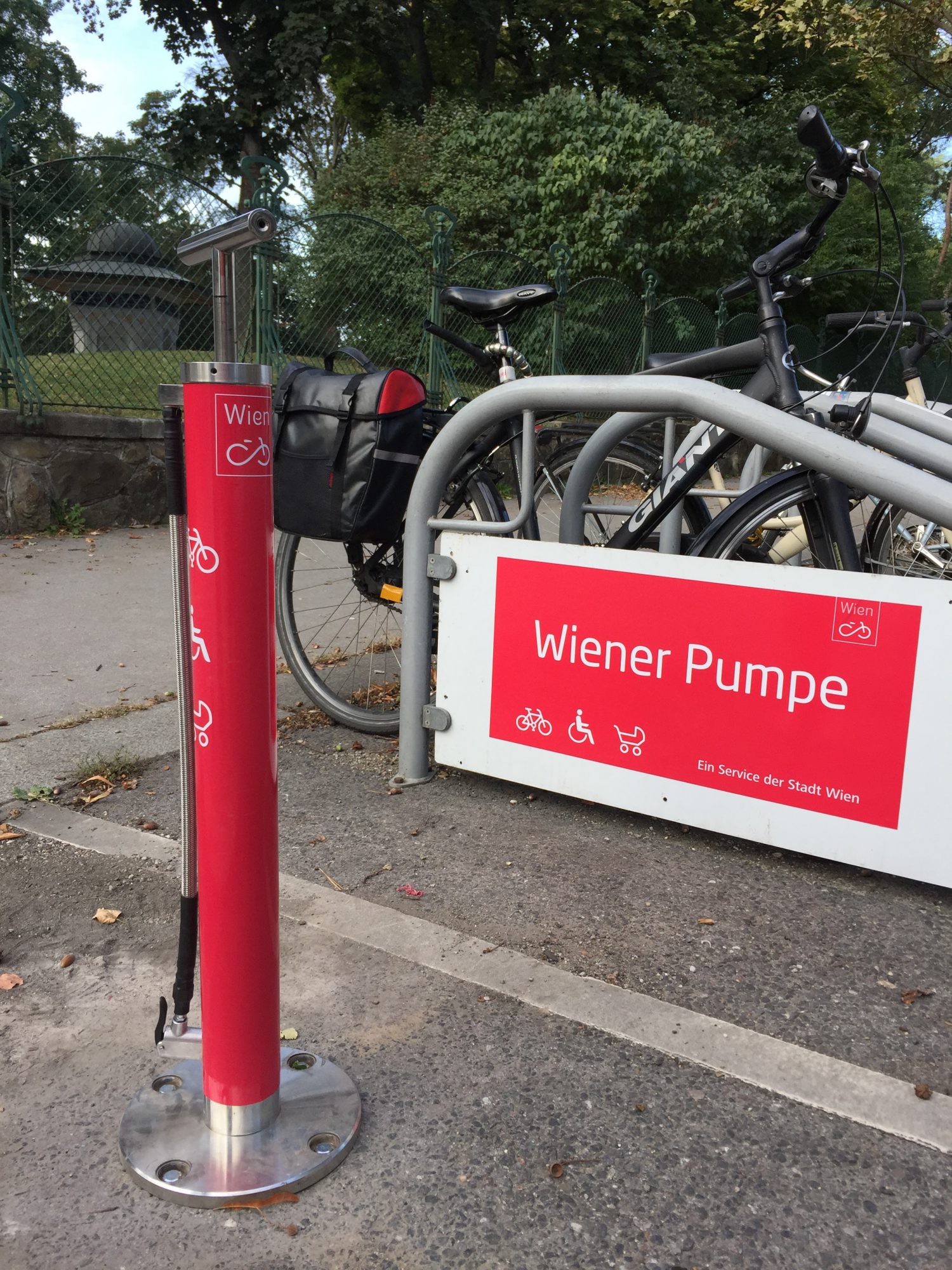 Neue Wiener Pumpe in der PeterJordanStraße beim