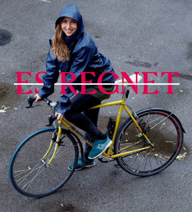 Florentina fährt auch bei Regen mit dem Rad, mit der entsprechenden Kleidung. #warumfährstDUnicht. Foto: Ian Ehm