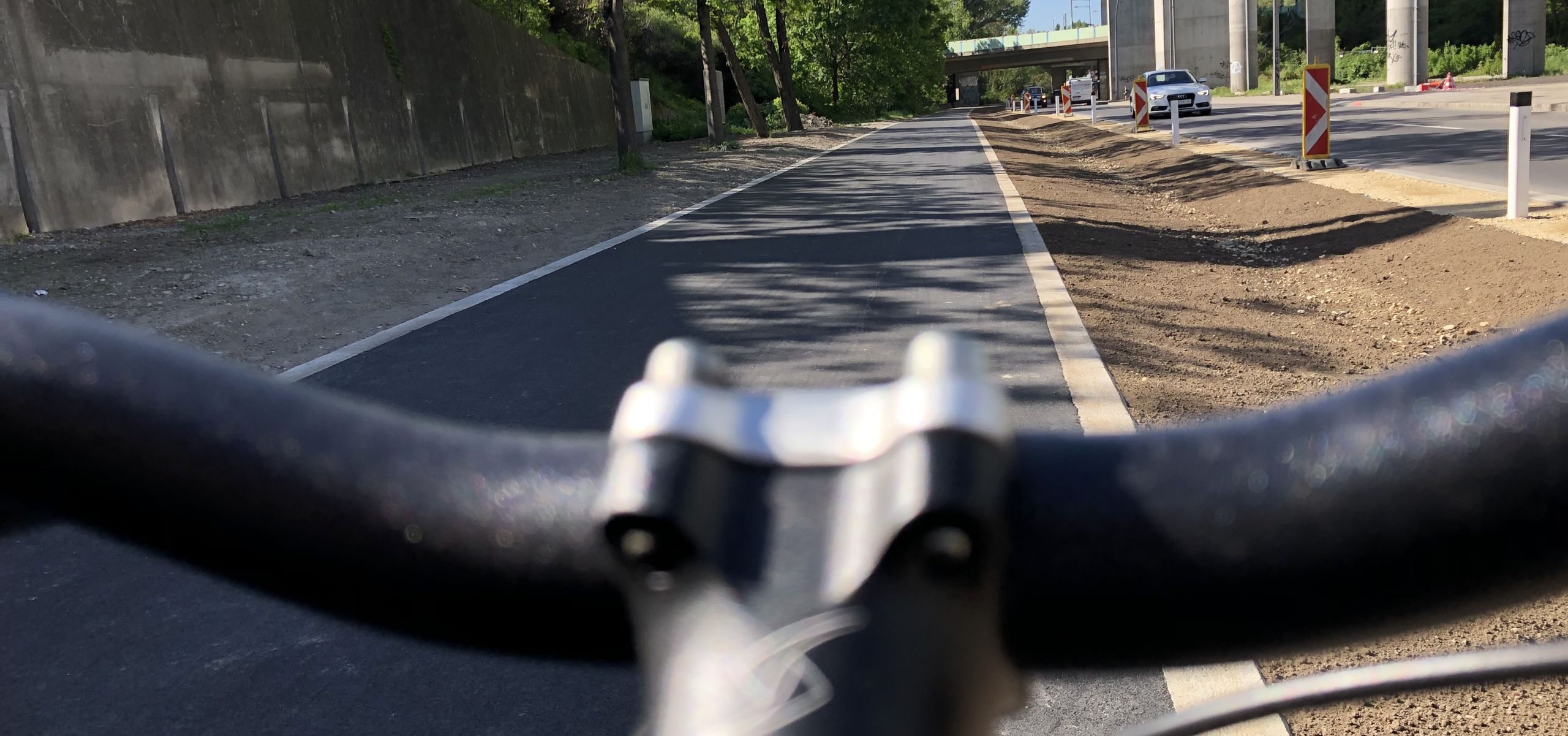 Radweg Kaisermühlenstraße über den Lenker eines Fahrrads hinweg fotografiert.