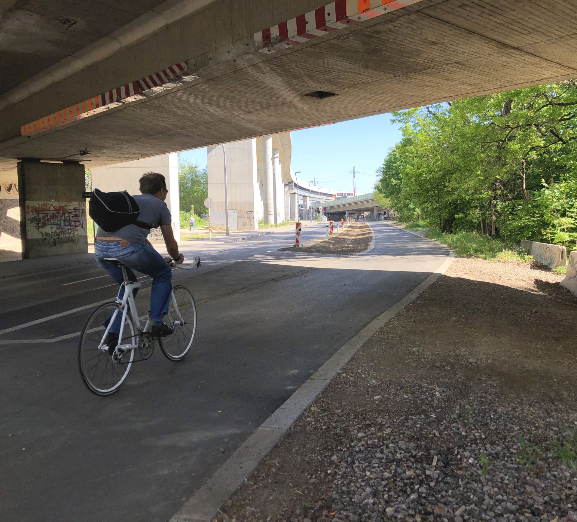 Neuer Radweg auf der Kaisermühlenstraße. Radfahrer fährt gerade vorbei.