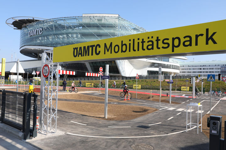 ÖAMTC Mobilitätspark in der Baumgasse bei Erdberg. Kinder trainieren im Schonraum das Fahrradfahren und üben die Verkehrsregeln. Foto ÖAMTC/APA-Fotoservice/Schedl