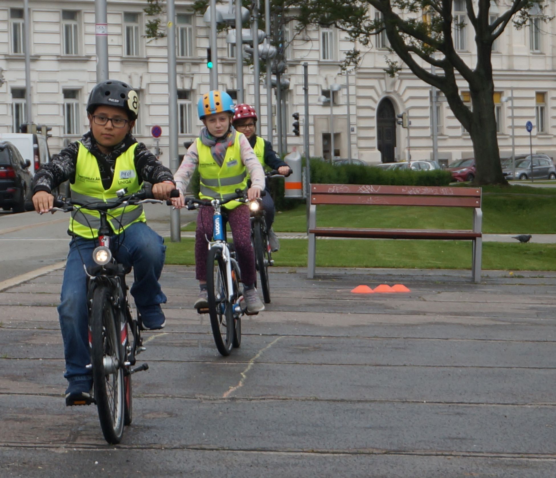 Mit dem Rad zur Schule fahren: das wollen viele Kinder. Bei der Radfahrschule „Schulterblick“ bekommen sie das Rüstzeug dafür. Verkehrszeichen lernen, Handzeichen üben und gemeinsam Radeln.