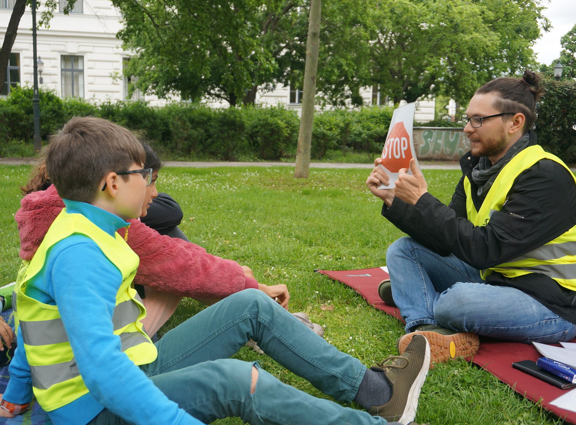 Mit dem Rad zur Schule fahren: das wollen viele Kinder. Bei der Radfahrschule „Schulterblick“ bekommen sie das Rüstzeug dafür. Verkehrszeichen lernen, Handzeichen üben und gemeinsam Radeln.