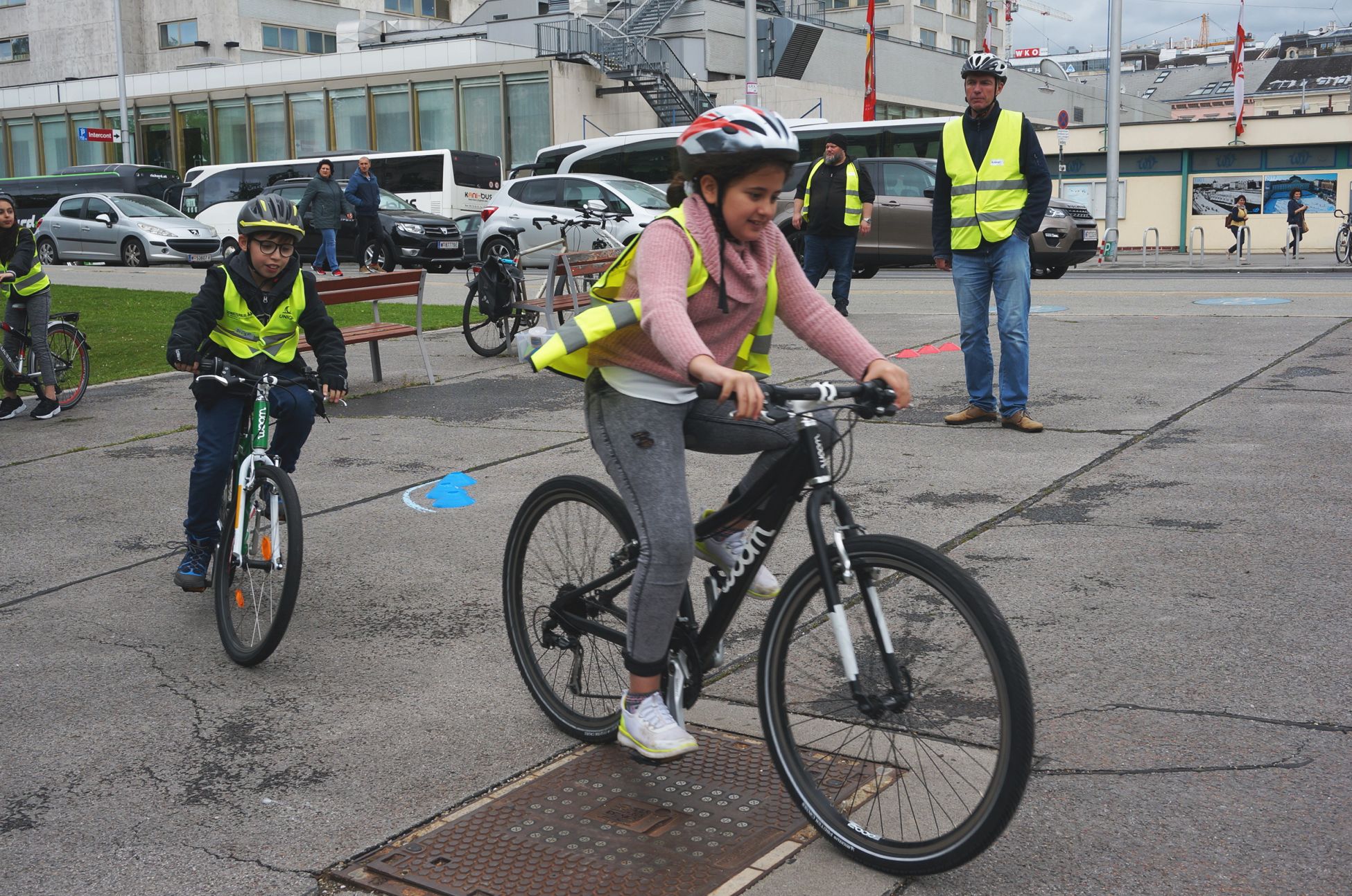 Mit dem Rad zur Schule fahren: das wollen viele Kinder. Bei der Radfahrschule „Schulterblick“ bekommen sie das Rüstzeug dafür. Verkehrszeichen lernen, Handzeichen üben und gemeinsam Radeln.