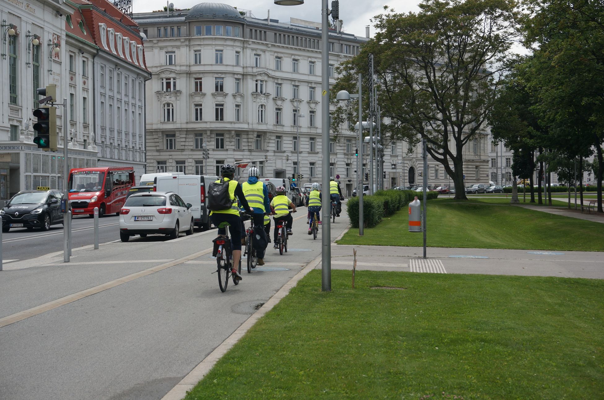 Mit dem Rad zur Schule fahren: das wollen viele Kinder. Bei der Radfahrschule „Schulterblick“ bekommen sie das Rüstzeug dafür. Verkehrszeichen lernen, Handzeichen üben und gemeinsam Radeln.