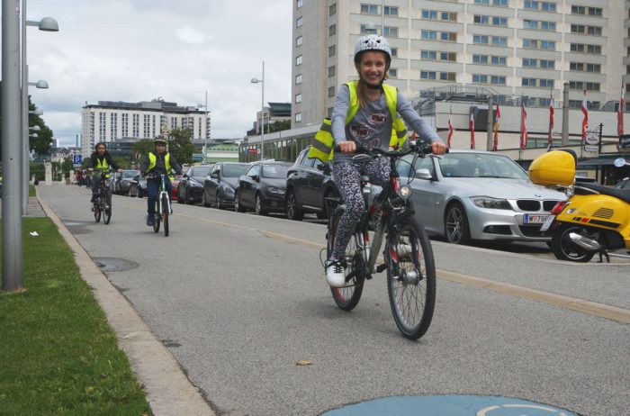 Mit dem Rad zur Schule fahren: das wollen viele Kinder. Bei der Radfahrschule „Schulterblick“ bekommen sie das Rüstzeug dafür. Verkehrszeichen lernen, Handzeichen üben und gemeinsam Radeln.