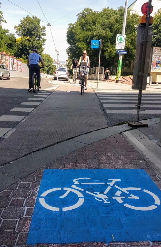 Die Radwegbenutzungspflicht auf der Argentinierstraße wurde aufgehoben. Dies zeigen blaue, eckige Schilder und Piktogramme auf der Farbahn.