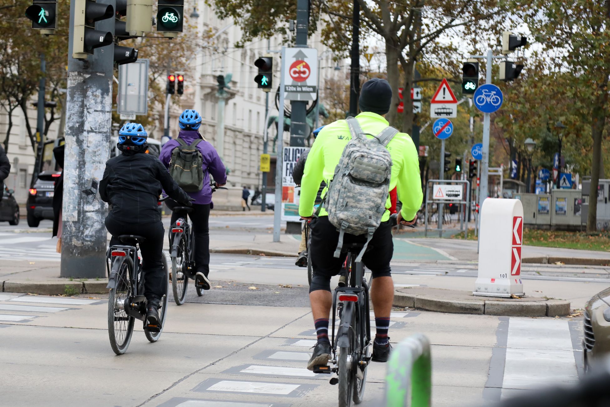 Fahrradfahrer an der Kreuzung bei der Urania.