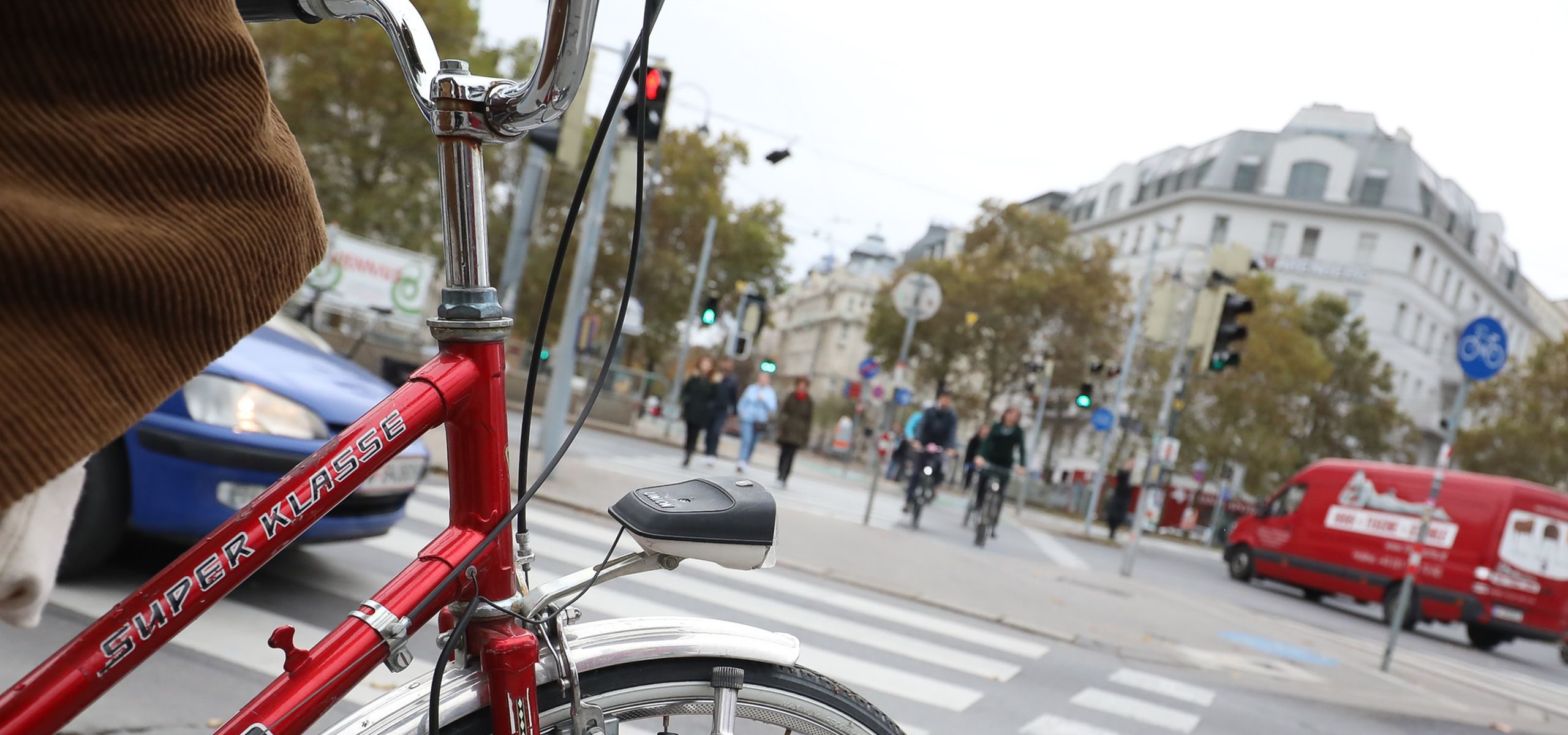 Kreuzung an der Urania aus Radfahrer-Perspektive.