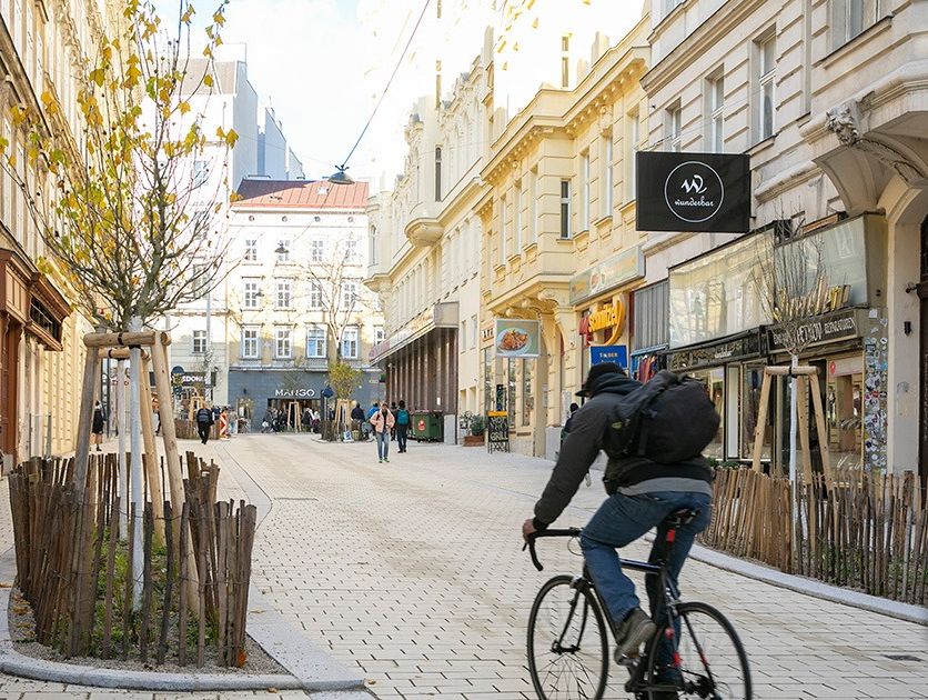 Radfahrer fährt in der neuen Begegnungszone Otto-Bauer-Gasse im 6. Bezirk.