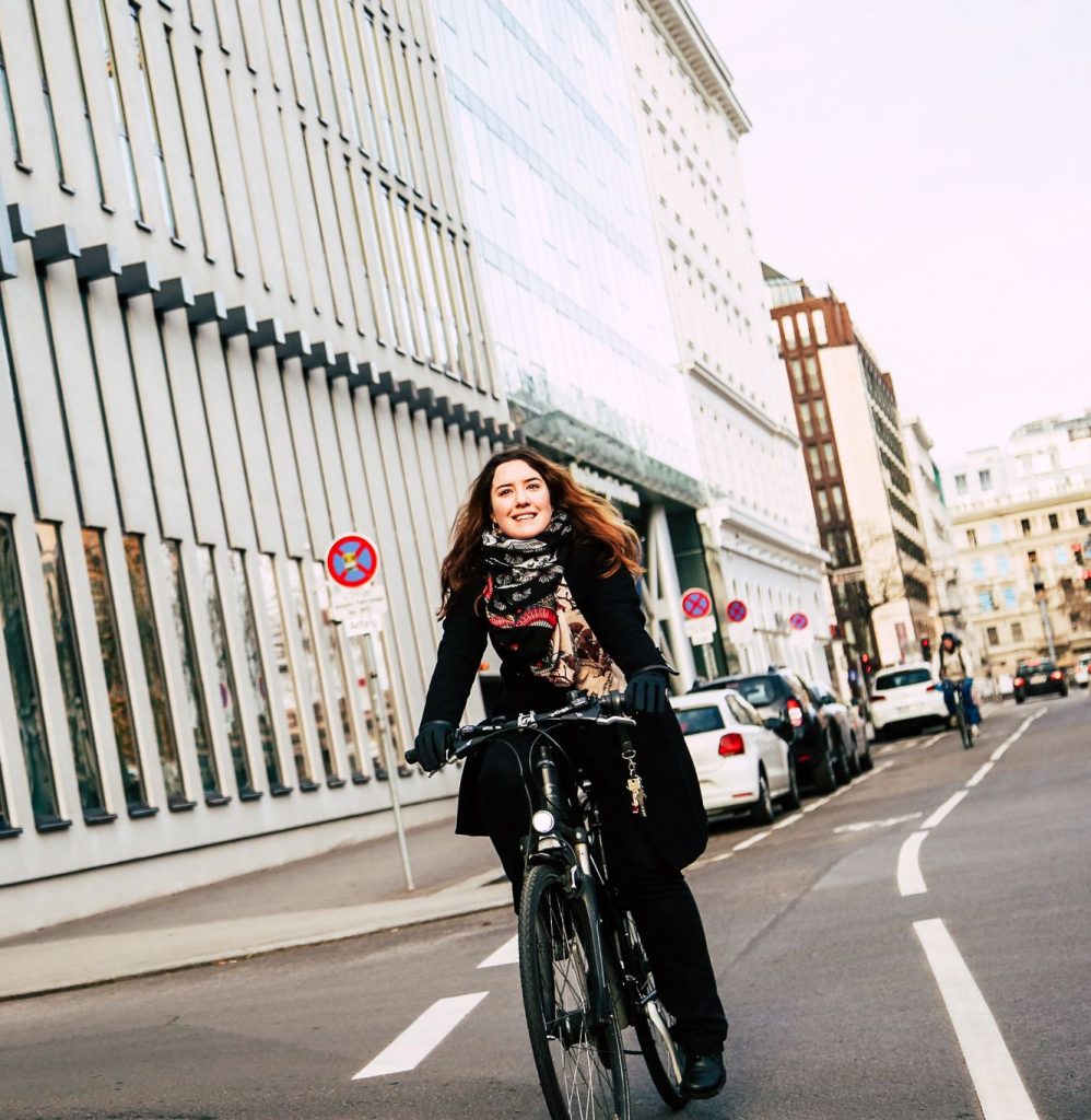 Radfahrerin fährt auf dem Radweg in der Wipplingerstraße.