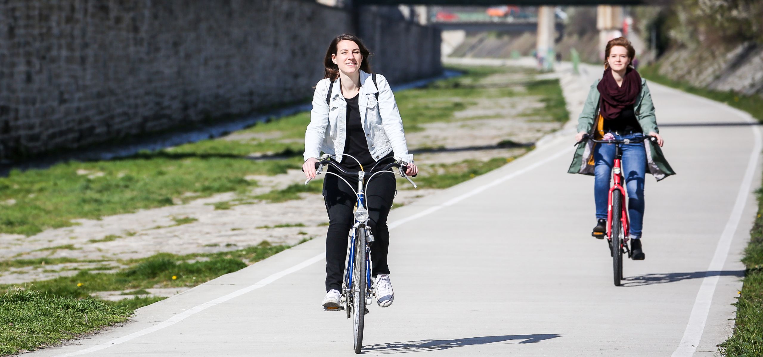 Radfahrerin fährt entlang des Wienfluss Radwegs