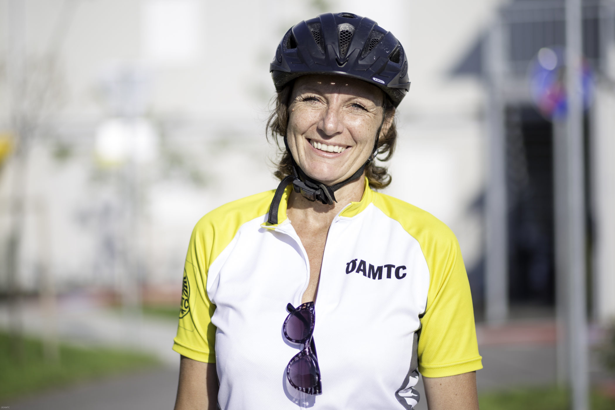 Portraitfoto von Radlehrerin Daniela, die in die Kamera lächelt