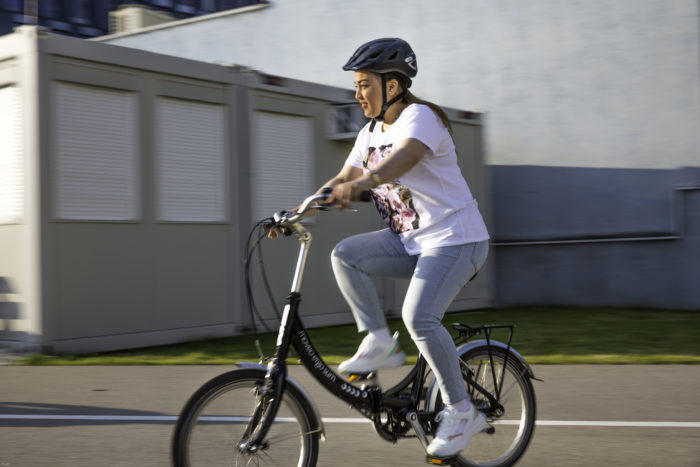 Eine Frau fährt auf einem Fahrrad