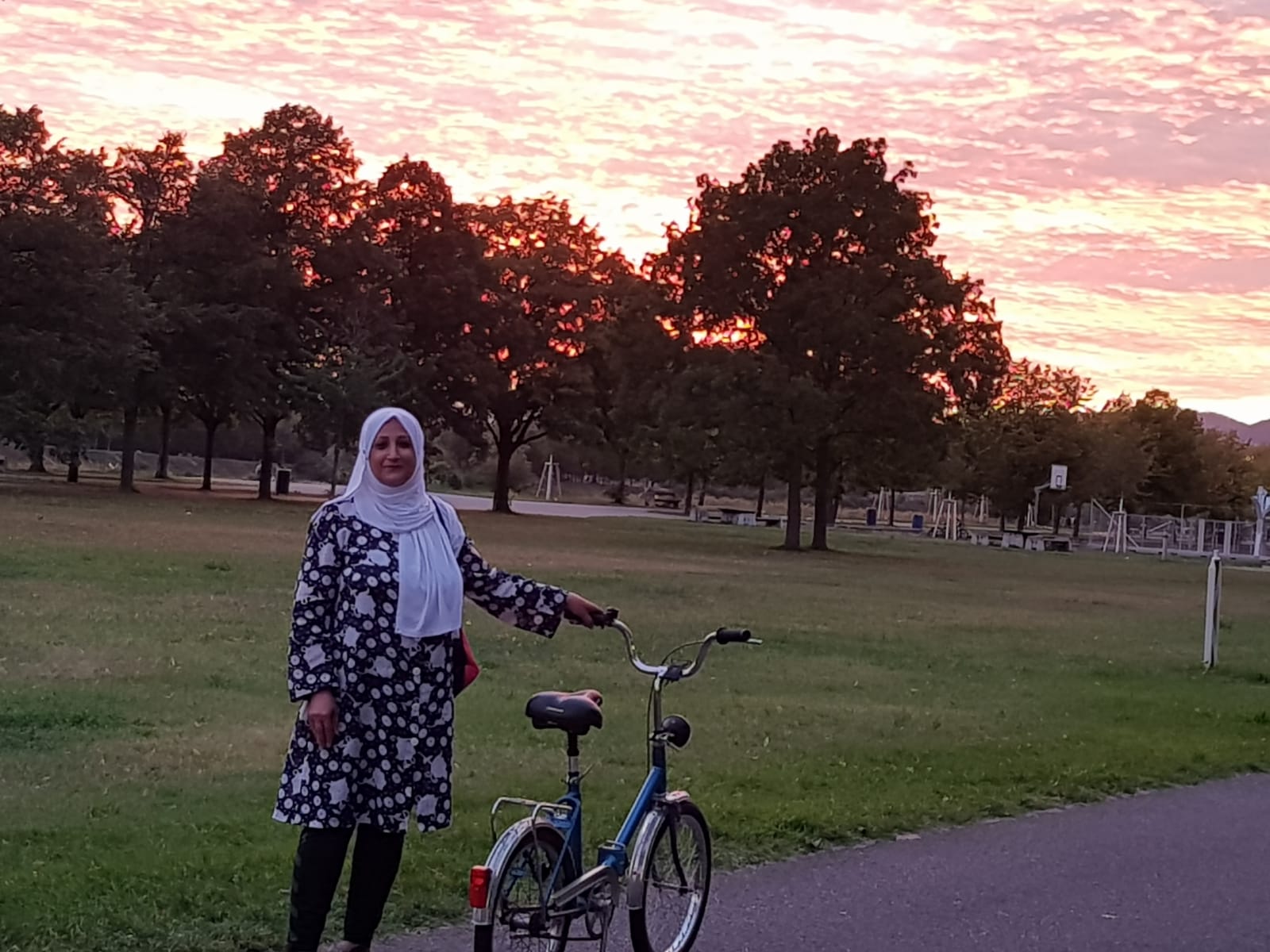 Fatima und ihr Fahrrad auf der Donauinsel