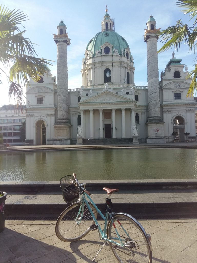 Andreas Fahrrad vor der Karlskirche