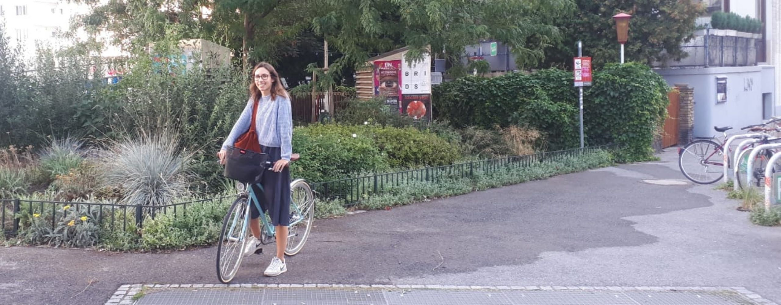 Andrea mit ihrem Fahrrad