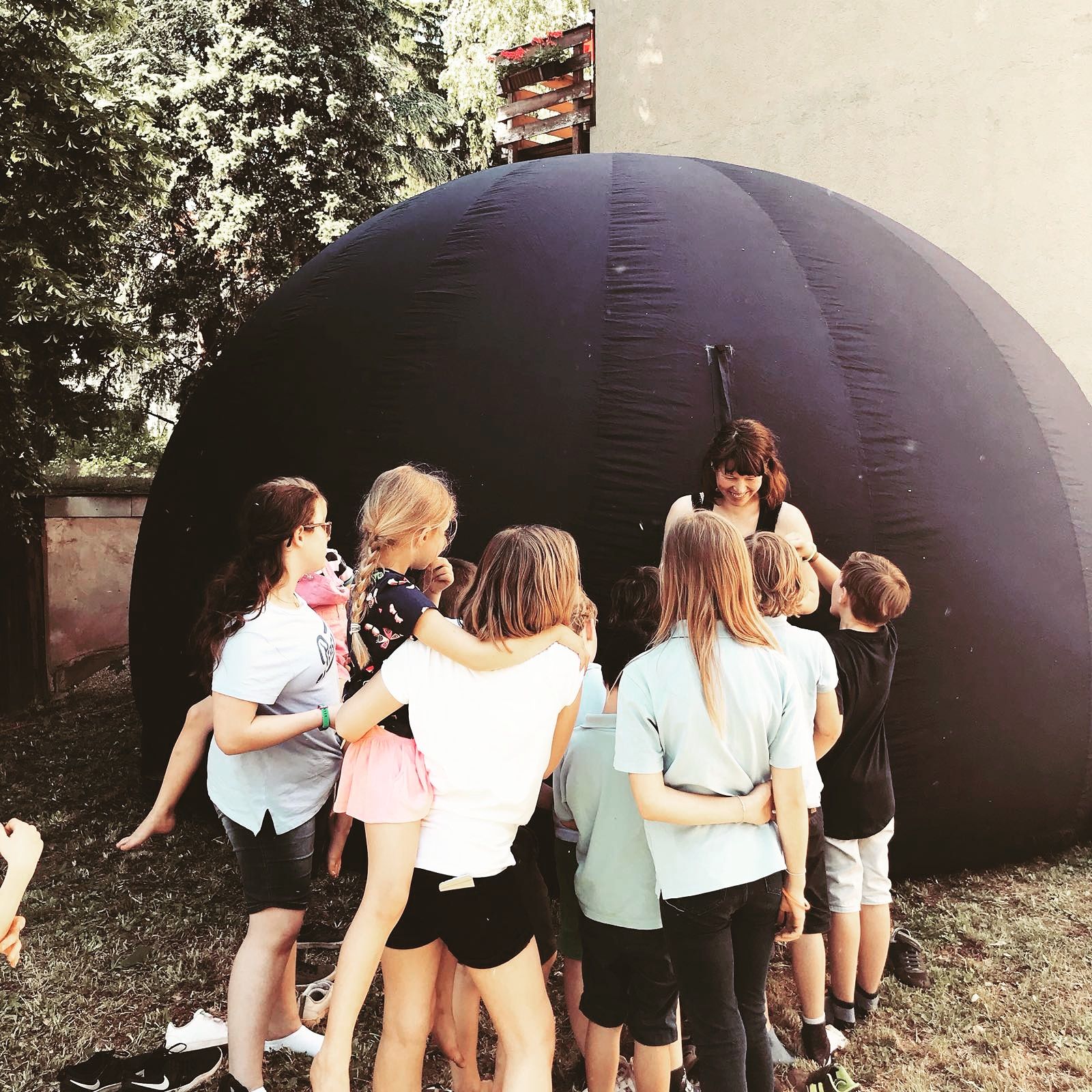 Ruth mit Planetarium bei einem Kindergeburtstag