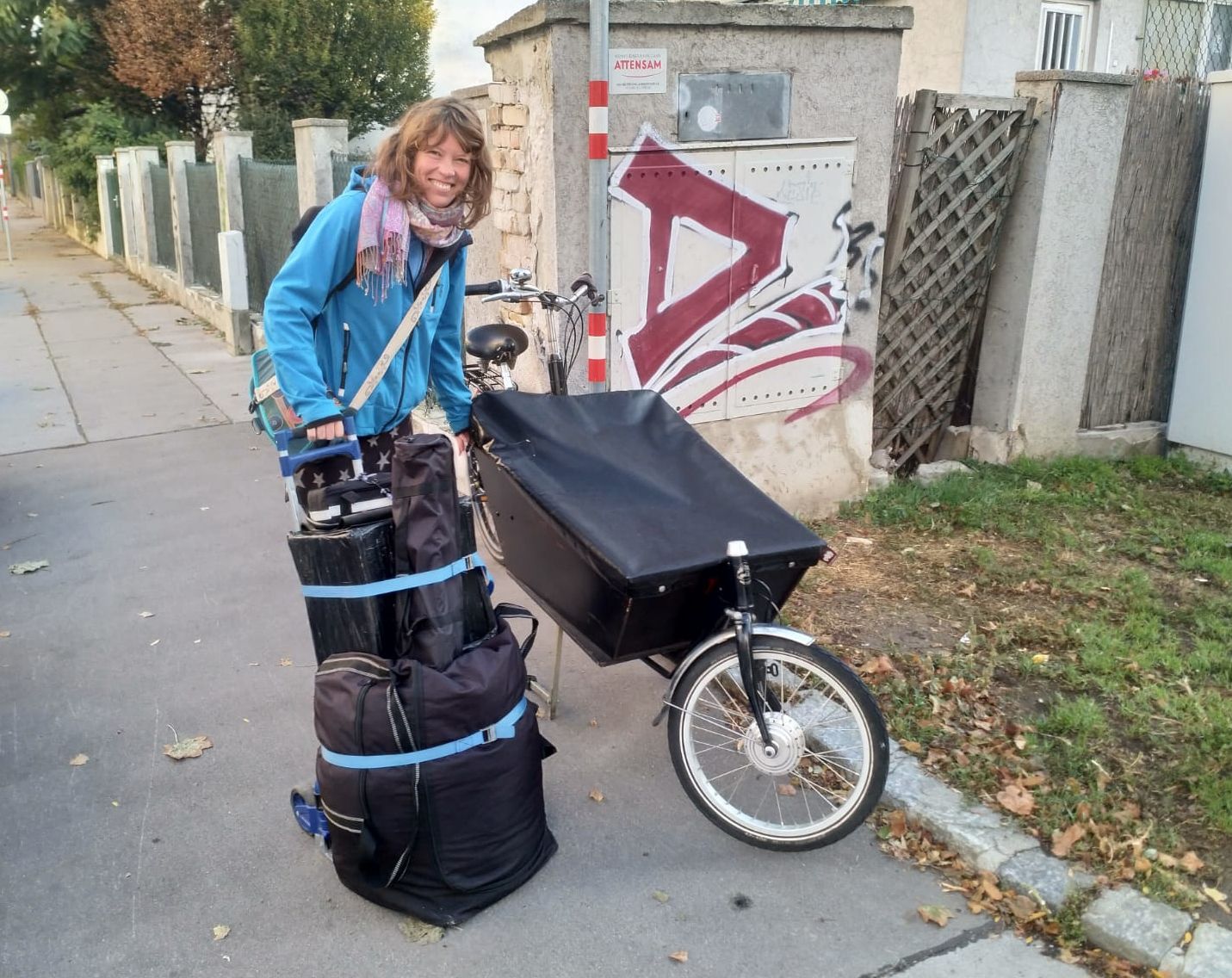 Ruth beim Einpacken der Taschen in ihr Bakfiets