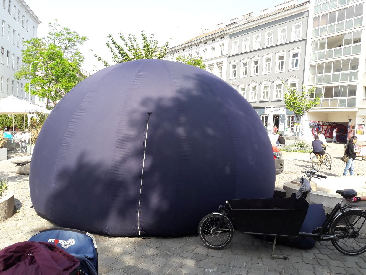 Ruth Planetarium neben ihrem Lastenrad