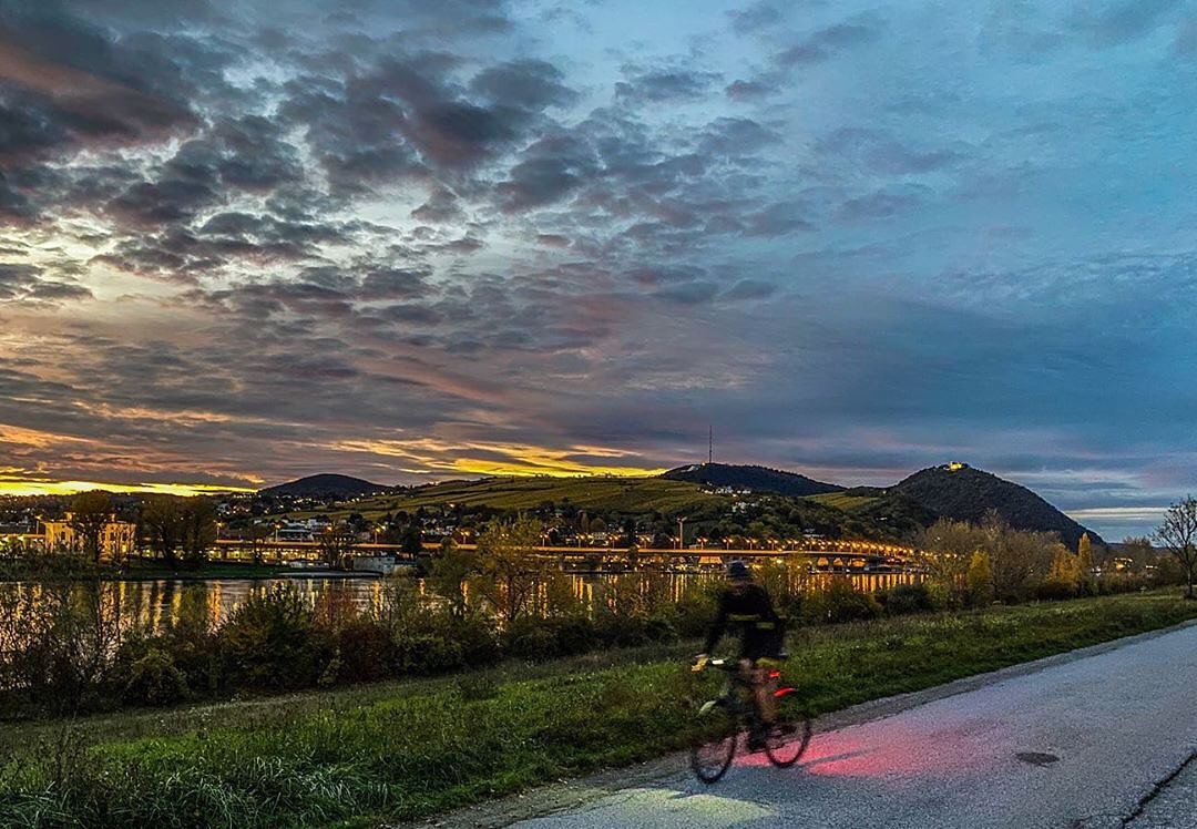 Nächtliche Radfahrt entlang der Donau, Foto von fat.boy.running auf Instagram