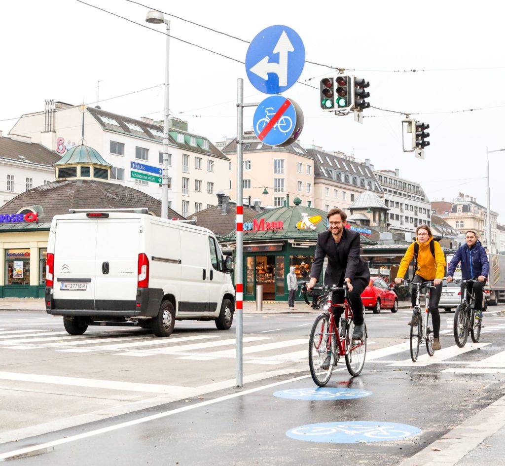 Radfahrer auf dem Radweg Linke Wienzeile vor der Sezession.