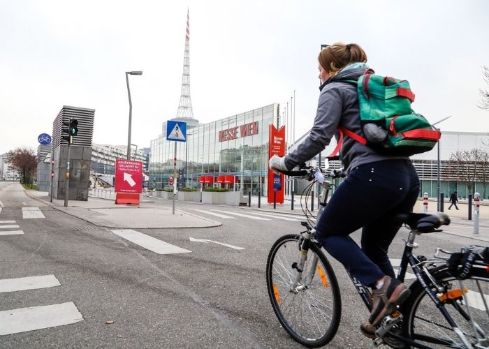 Radfahrerin fährt entlang des Radwegs an der Ausstellungsstraße