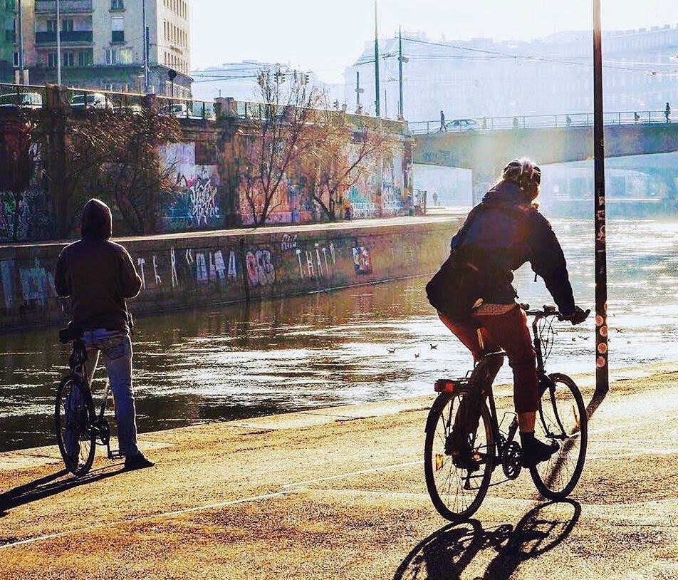 Radfahrer fährt bei winterlichen Temperaturen am Donaukanal entlang.