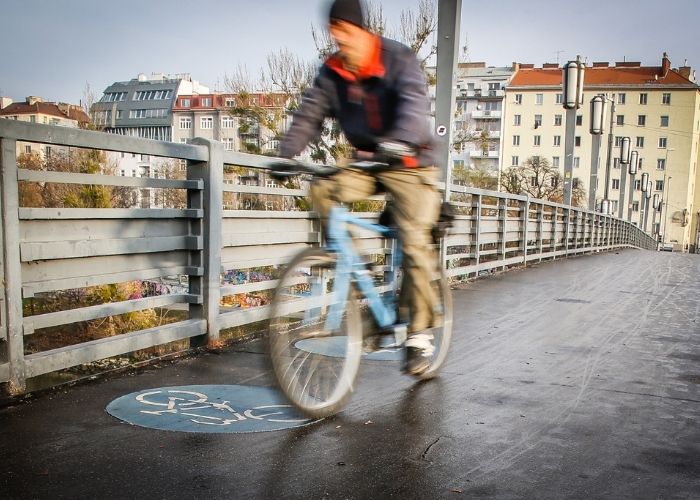 eelche leistung tritt ein nensch auf dem fahrrad