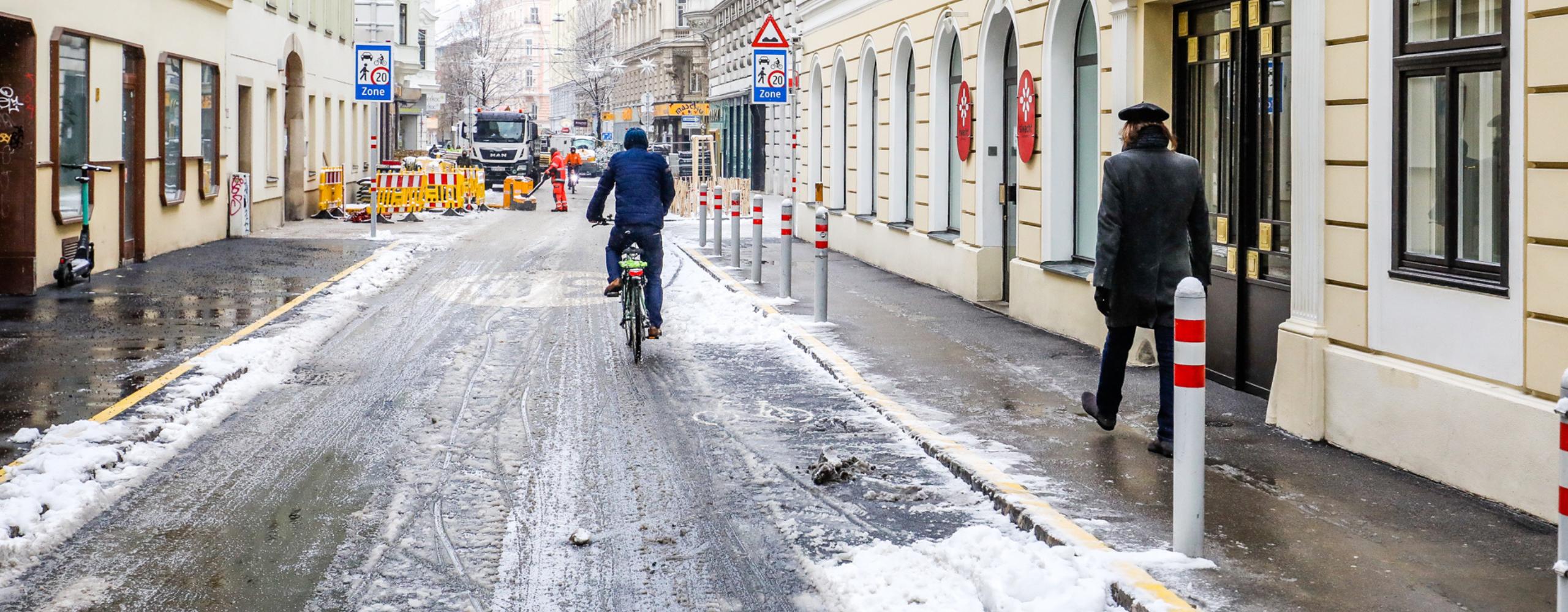 Radfahrer fährt in den Lindengasse regulär gegen die Einbahn. Copyright: MA28/Christian Fürthner