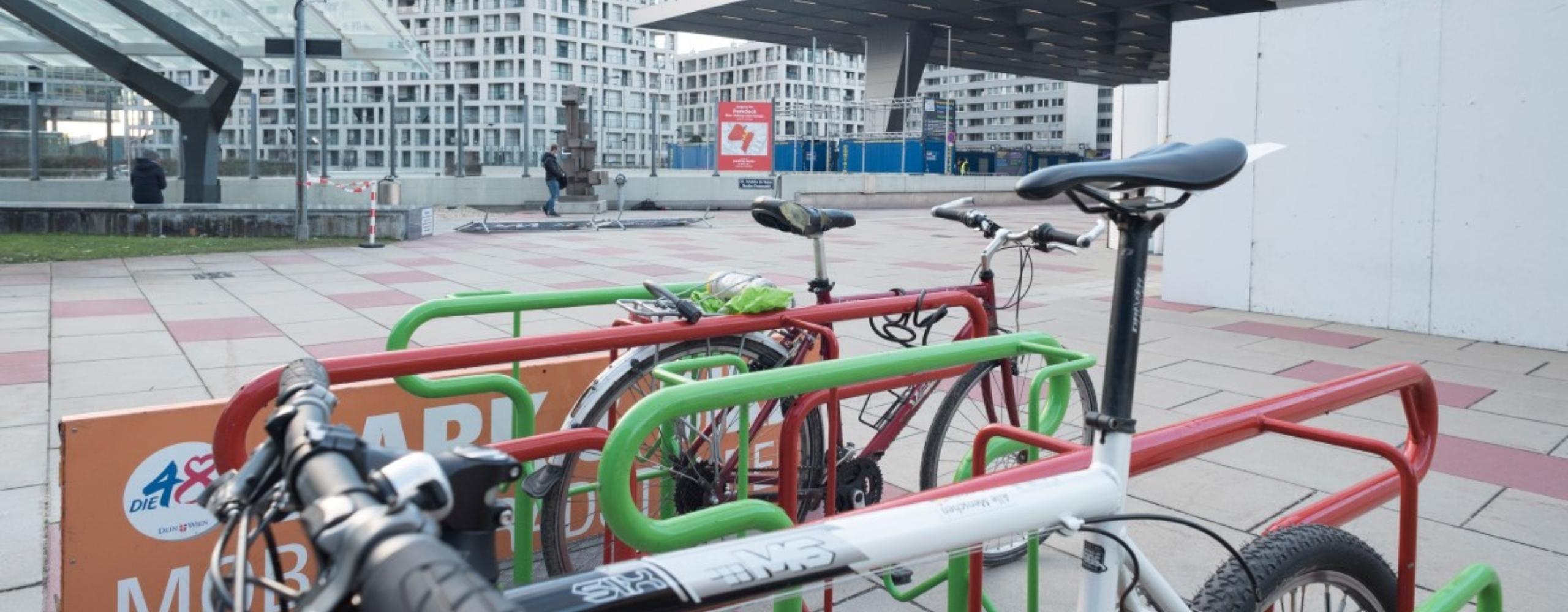 Mobiler Radständer beim Austria Center während der Covid-Tests