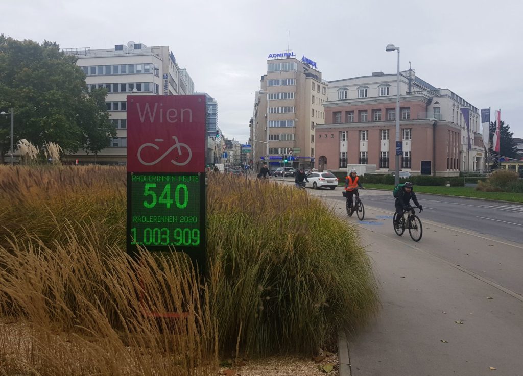 Die sichtbare automatische Zählstelle für den Radverkehr in der Operngasse. Aufgenommen Anfang November 2020