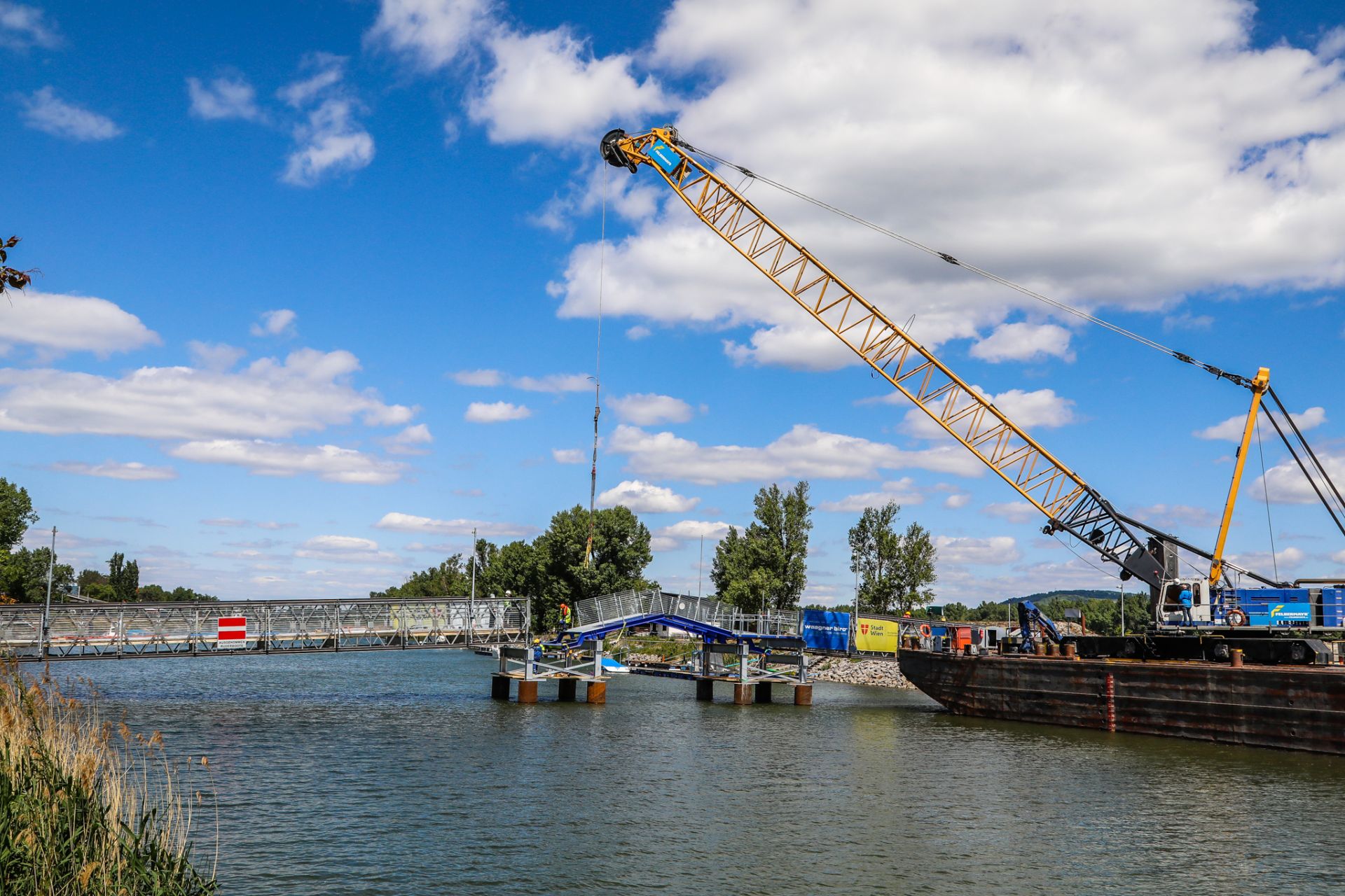 Errichtung der provisorischen Brücke am Kuchelauer Hafen