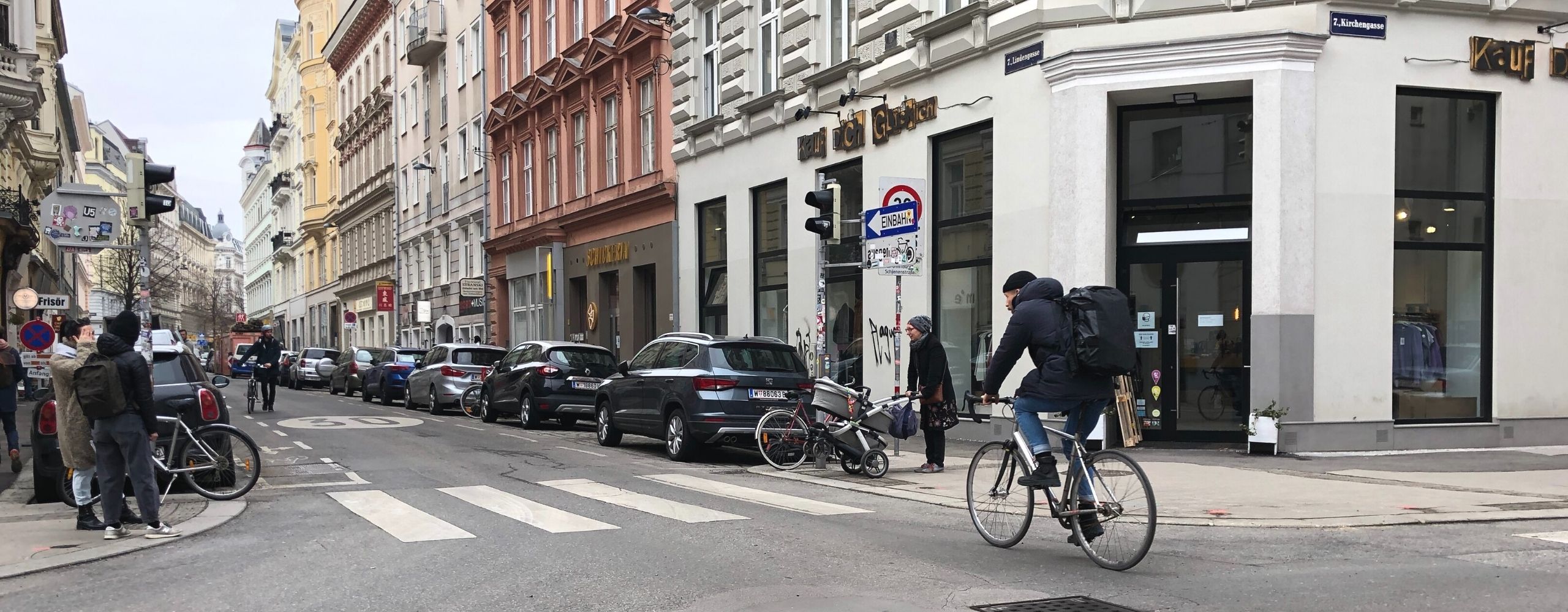 Radfahrer an der Kreuzung Kirchengasse und Lindengasse